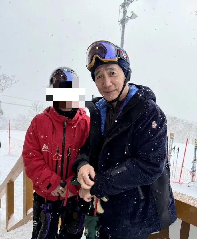 近日，在日本滑雪的网友偶遇梁朝伟，晒出两人雪地滑雪场合照，这梁朝伟酷爱滑雪，合照