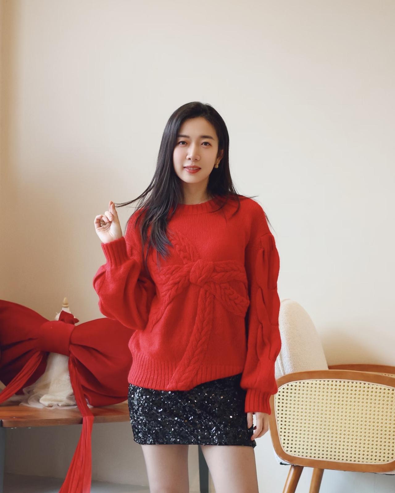 一身喜气，满眼温柔，把一整年的好运都穿在身上。
不慌不忙，自在从容，日子热烈又闪