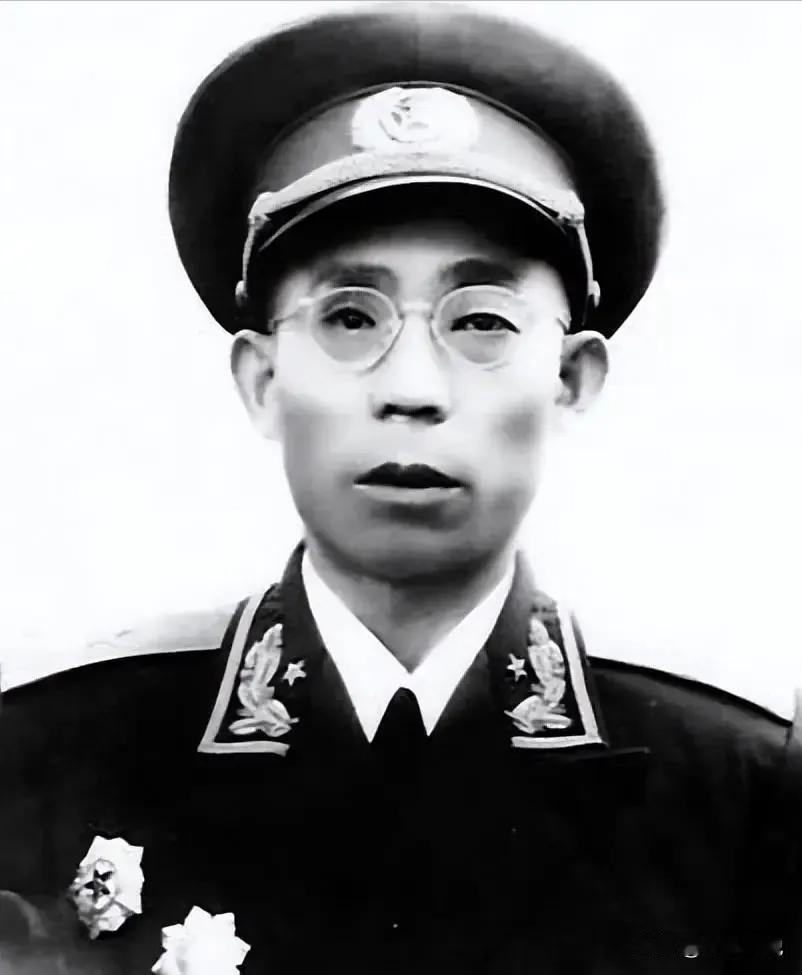 1936年秋，松潘草地深处，一个红军团长被五花大绑，即将枪毙。在此之前，贺龙问了