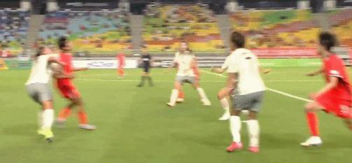 咱们女足怎么犯规也变得这么野蛮了？被男足传染了？这个球铁红牌啊！女足东亚杯第一场