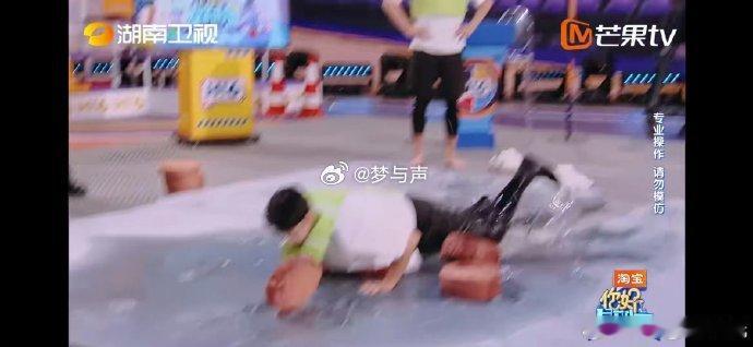 高瀚宇[超话]高瀚宇起跳很帅落地很湿你好星期六看着高瀚宇从帅气跳水到水盆“溺水”