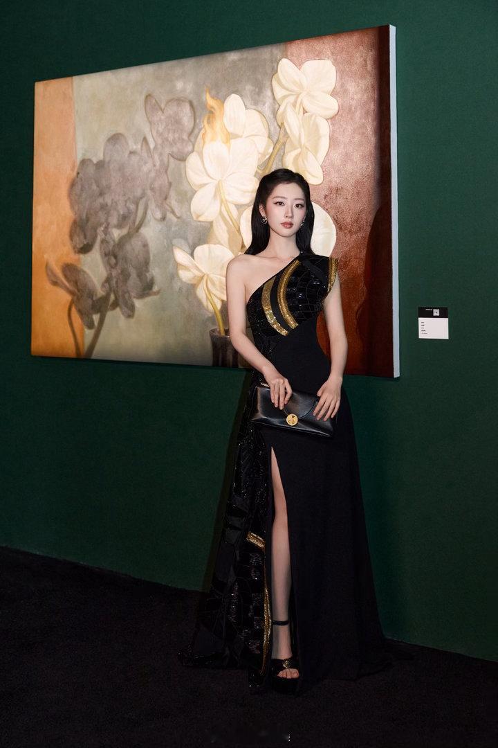 邓恩熙黑丝御姐丝绒裙 从少女感到贵气千金，邓恩熙多种风格都可以轻松hold住，表