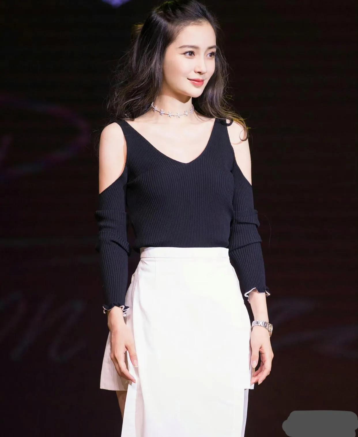 杨颖这身时尚搭子，让她美出天际了！水嫩水嫩的，美成了小公主哈！