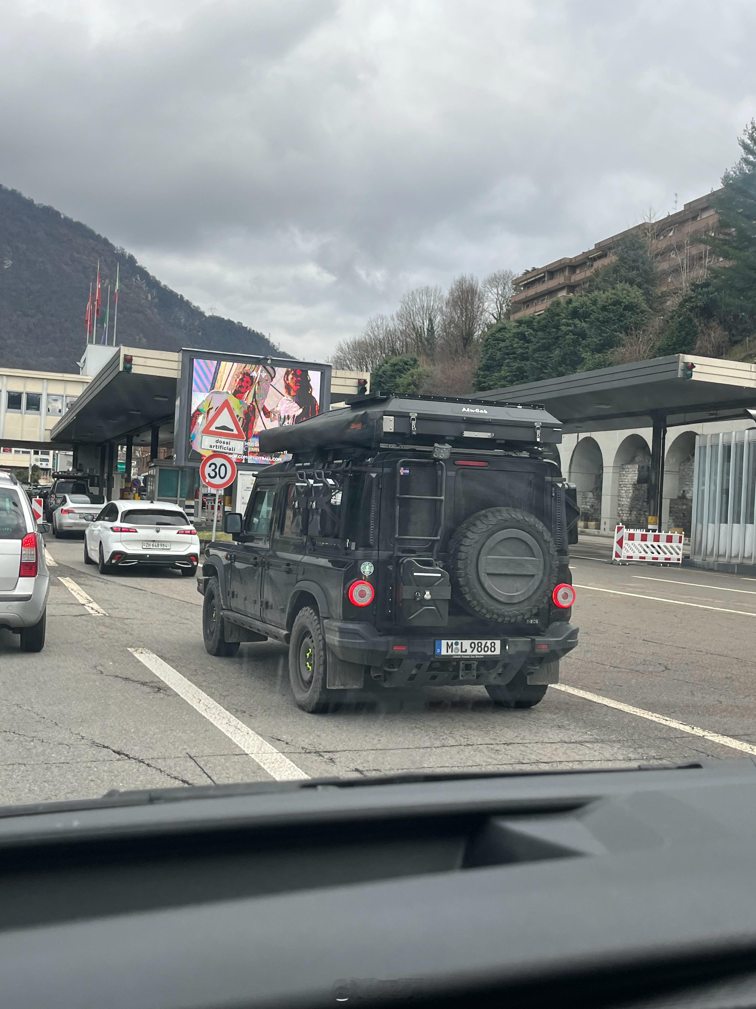 钢圈顶着车顶帐的掷弹兵yz77聊车 瑞士