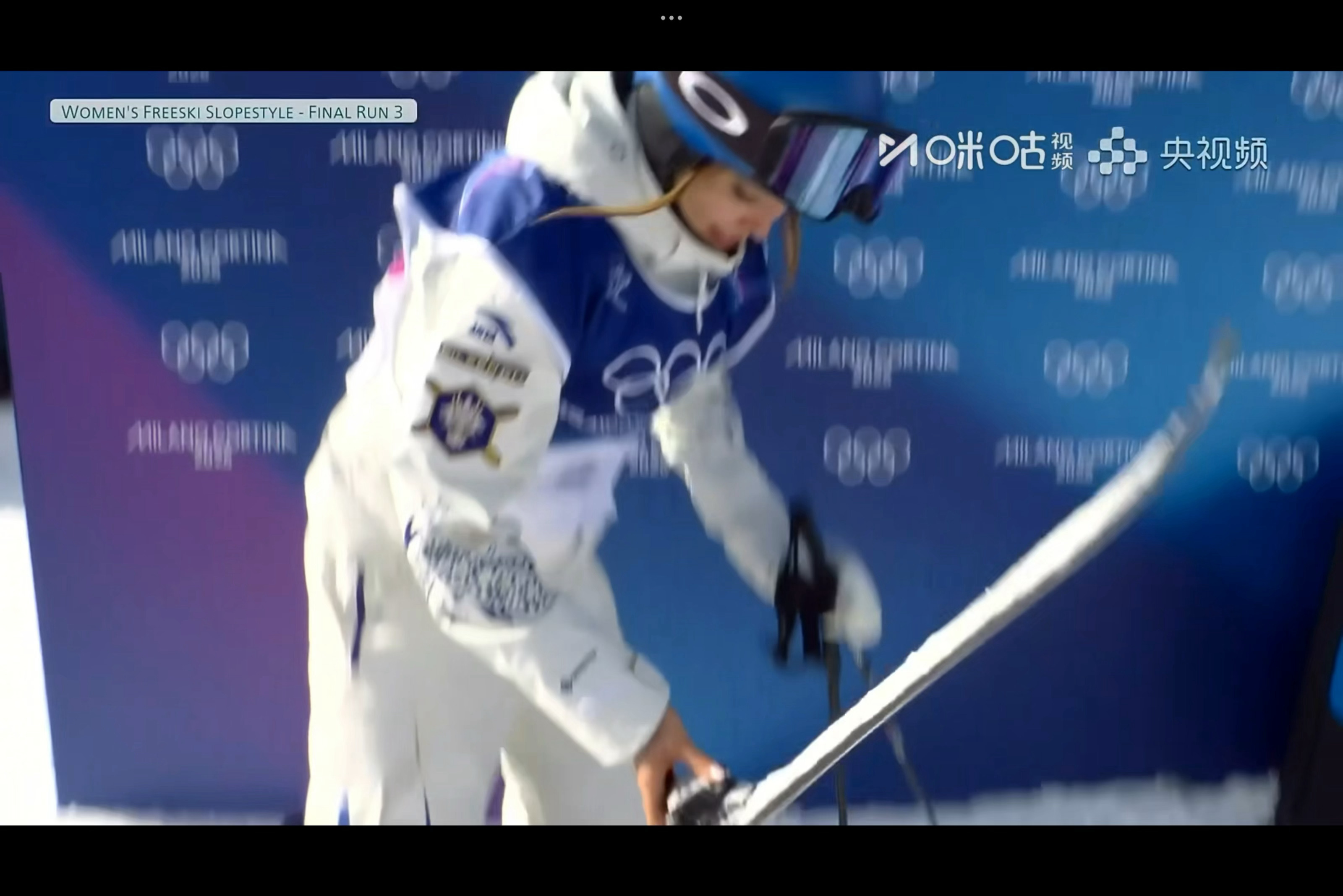 谷爱凌坡障银牌 米兰冬奥自由式滑雪女子坡障决赛，谷爱凌以86.58分摘银，仅惜败