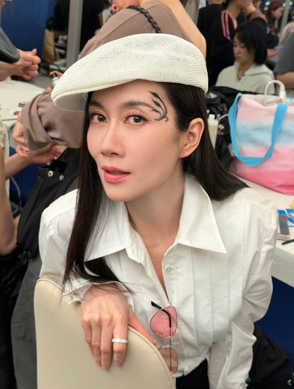 温峥嵘 一开口还是这个死动静 哈哈哈哈温峥嵘一开口，还是那个熟悉的“死动静”，独