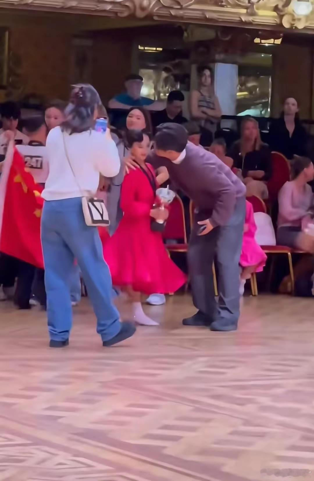 孙俪女儿拉丁舞英国夺冠孙俪现在一定很骄傲，​女儿小花拉丁舞英国夺冠，​小花妹妹也