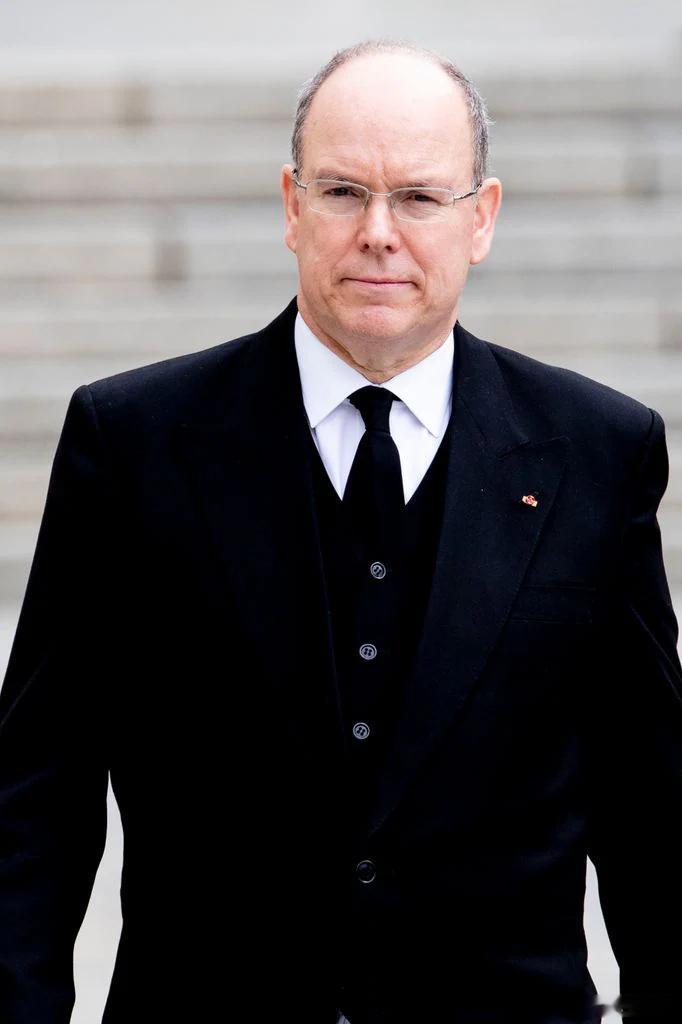 摩纳哥王室 🇲🇨1月16日，王室发布公告，阿尔贝亲王因皮肤问题接受了手术。世