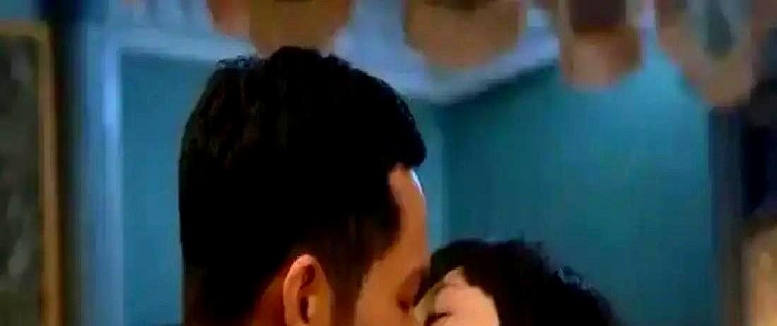 连亲8次，牙齿磕得梆梆响，导演刚喊卡，男主直接弹开两米远。

钟汉良和李小冉进组