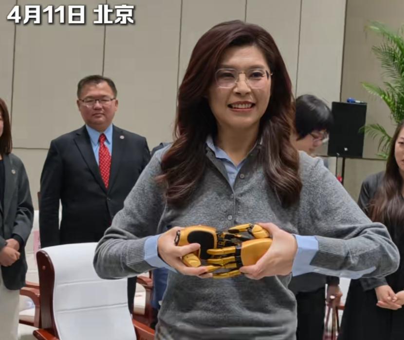 郑丽文此行最大收获:访问最后一天，大陆公布对台十大政策

4月12号当天上午，大