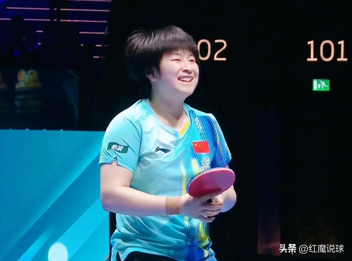 爱笑的女孩运气不会差，
敢拼的小将也能掀翻名将。
覃予萱3-1击败早田希娜，
这