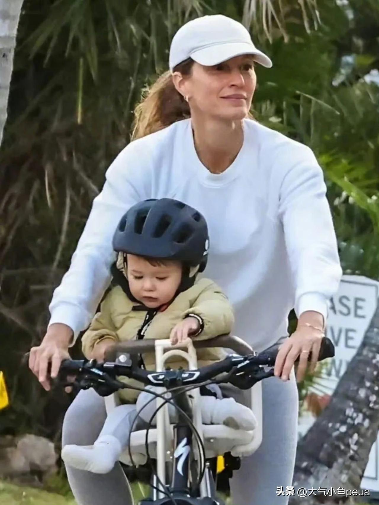 吉娘娘这“带娃健身两不误”的模式确实很飒，不愧是超模，连遛个娃都挺挺有风格。
不