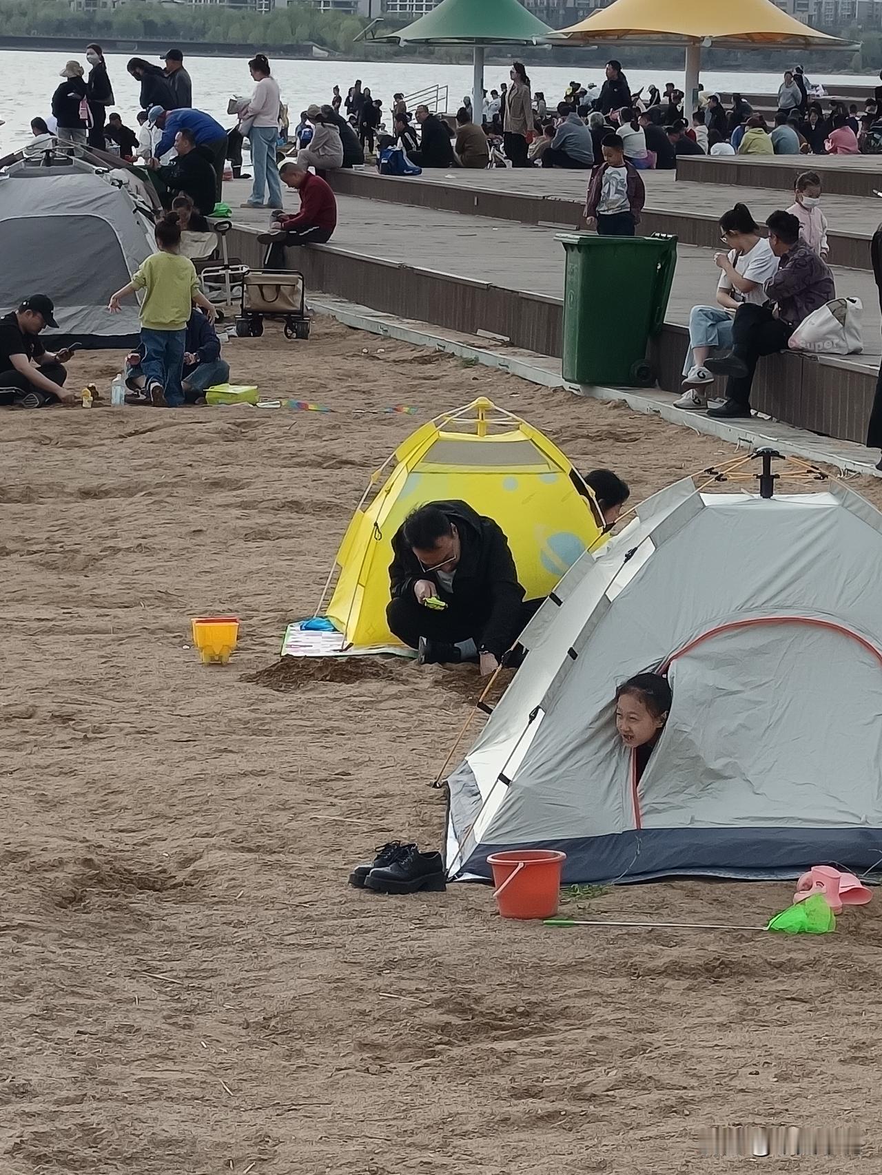 沙滩上的帐篷。

沙滩戏水乐园到了！安营扎寨有帐篷，安装好了从小窗户探出小脑袋观