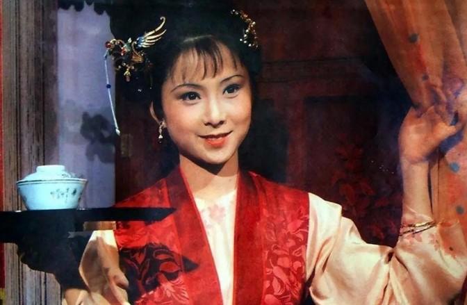 古代大户人家的一些风俗习惯，确实挺让人摸不着头脑。想象一下，夫妻俩亲热的时候边上