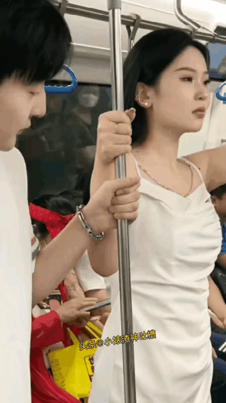 小姐姐匆匆忙忙上了车，随即抓住了身旁的把手……只见这位小伙子好心提醒这位女孩，却