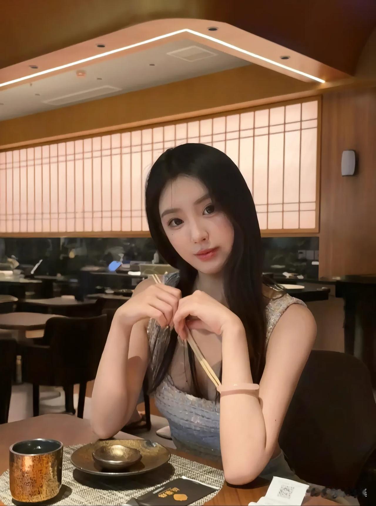 静坐品茶香，悠然心自得。