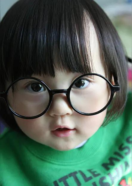 现在的社会，看到戴眼镜的人，是越来越小的年纪，都是手机惹的祸。
小朋友喜欢打游戏