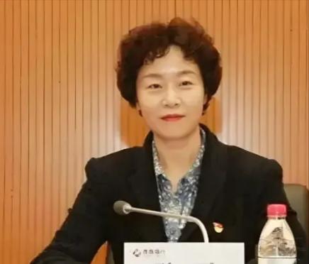 “最会装的贪官！”2019年，青海银行行长王丽被抓后，指着豪宅中的一个房间，当警