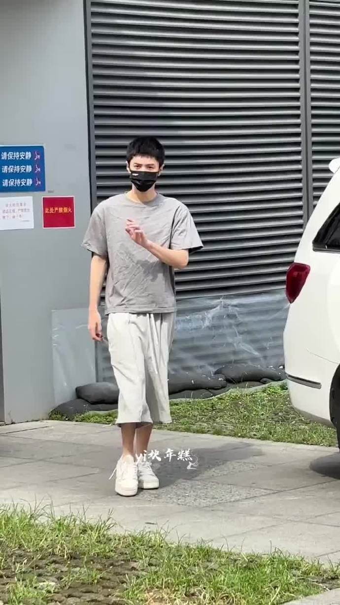 陈哲远灰色短袖阔腿裤陈哲远寸头休闲装hi6上班 陈哲远寸头休闲装hi6上班，灰色