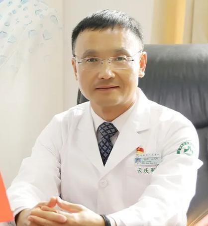 医者初心不分岗位！书记街头跪地救人，默默行善暖遍山城
 
云庆军，男，汉族，19
