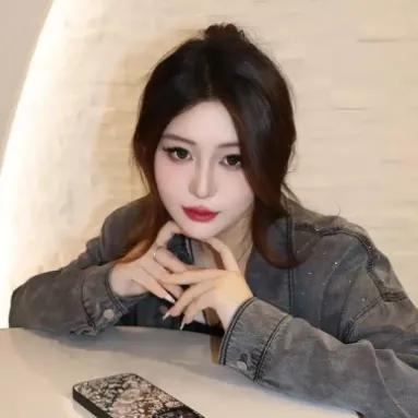 灰色牛仔外套搭配红唇，尽显优雅与自信！