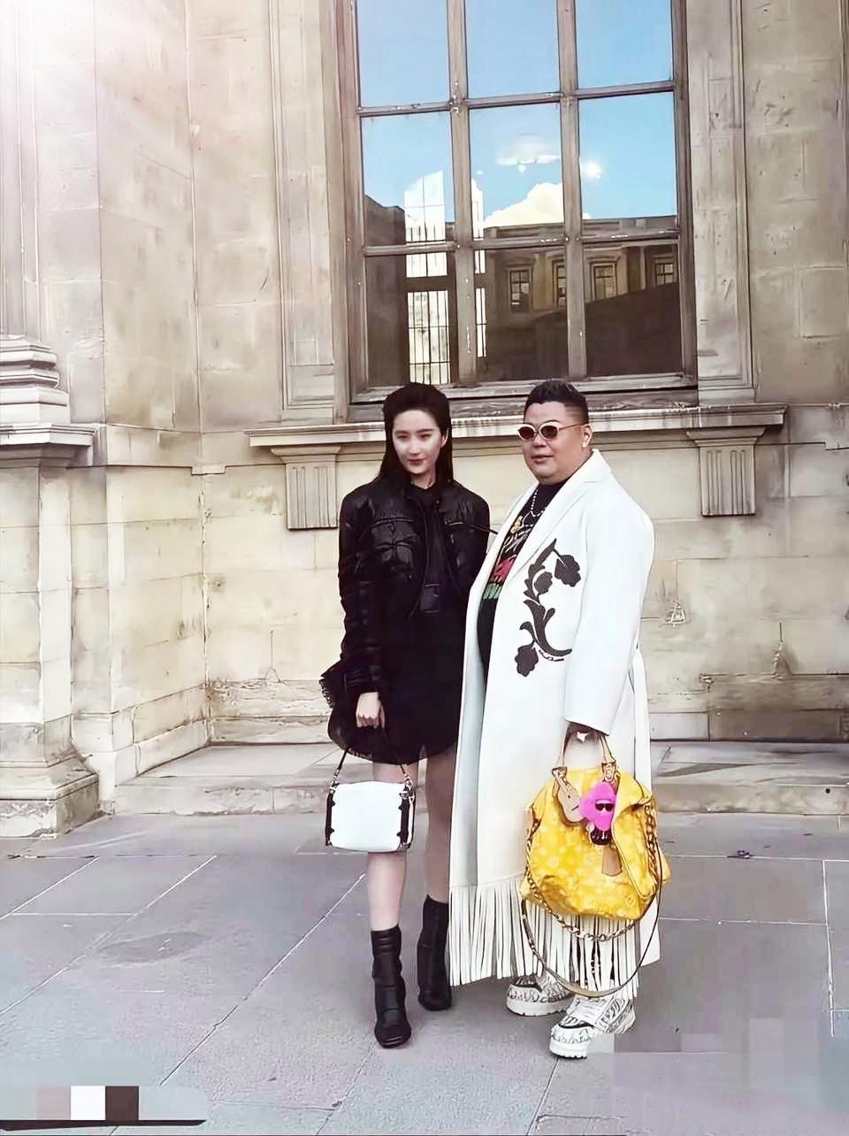 贫穷限制想象！
LV黄包值千万抵劳斯莱斯，
跟刘亦菲合影主儿不一般！
贫穷是真限