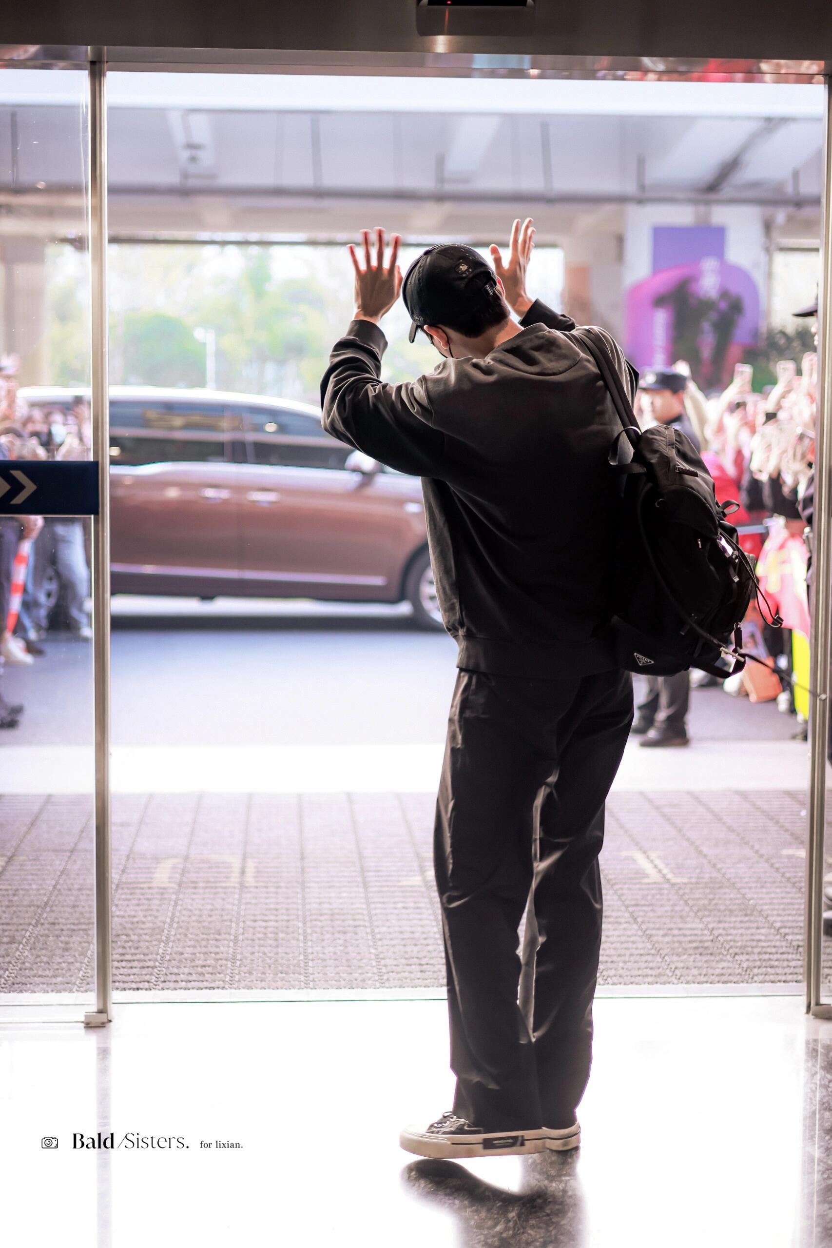 李现对粉丝句句有回应 李现对粉丝那叫一个贴心！镜头追着拍粉丝，领奖不忘谢大家，活