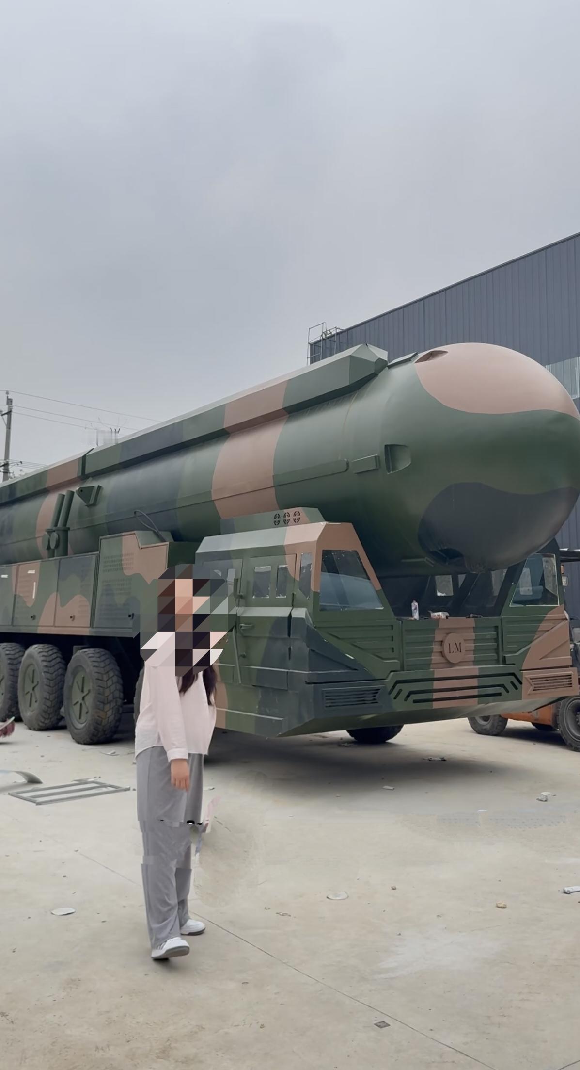军事模型，能开能跑，真挺像的。兵不厌诈，完全可以出口，伊朗、俄罗斯买去前线，以假