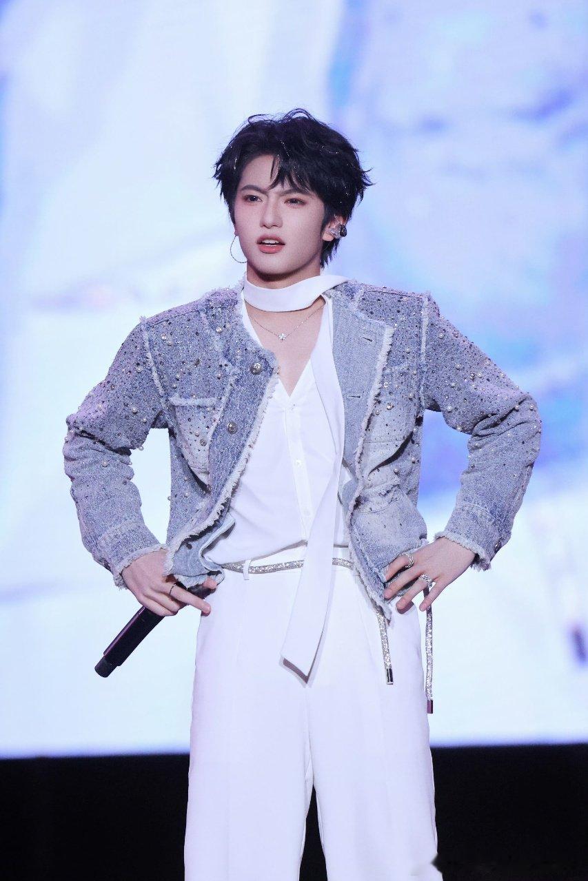 穆祉丞双手叉腰真的好可爱啊 