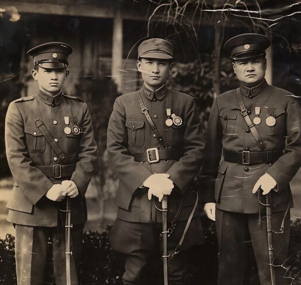 1932年一二八淞沪抗战时，三位抗日将领合影！

风华正茂之时便已统兵作战，相当