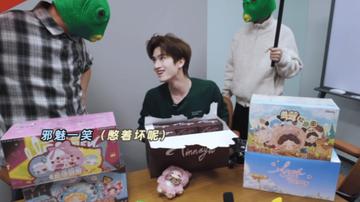 张康乐拆盲盒拆出综艺感张康乐拆盲盒遭暴击 鱼头NPC应该是color哥今天的克星