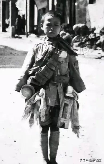 1938 年，日军想拍摄一个懦弱的中国战俘形象，于是找到了 15 岁的季万方，他
