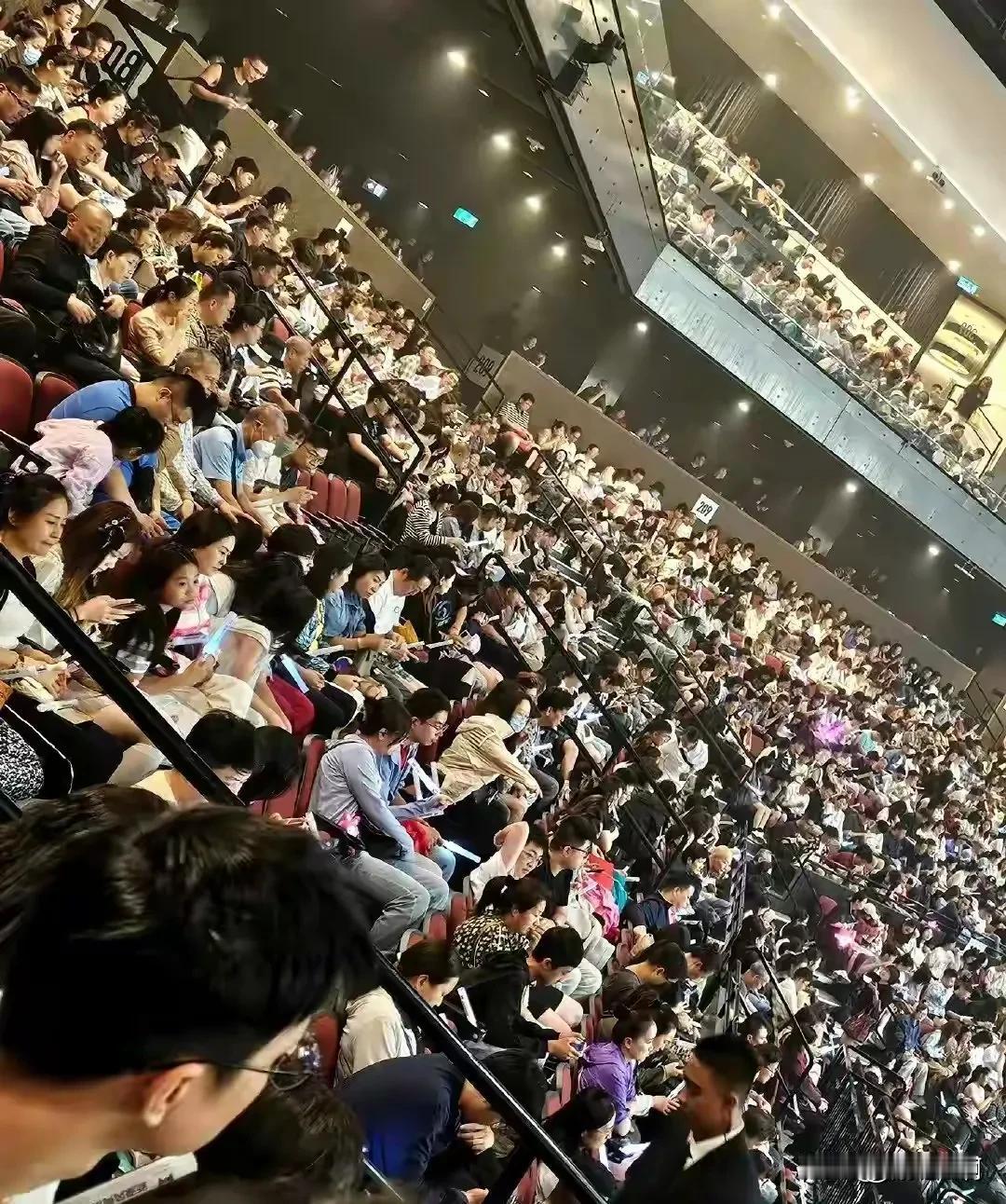 这次之后，她估计就完犊子了，作为一个公众人物，在澳门，确不知今天是什么节日，连祖