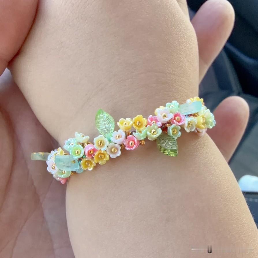 今天在店里，我只做了一件事，那就是编手链。

上午薇姐让我编手链，这不是端午节快