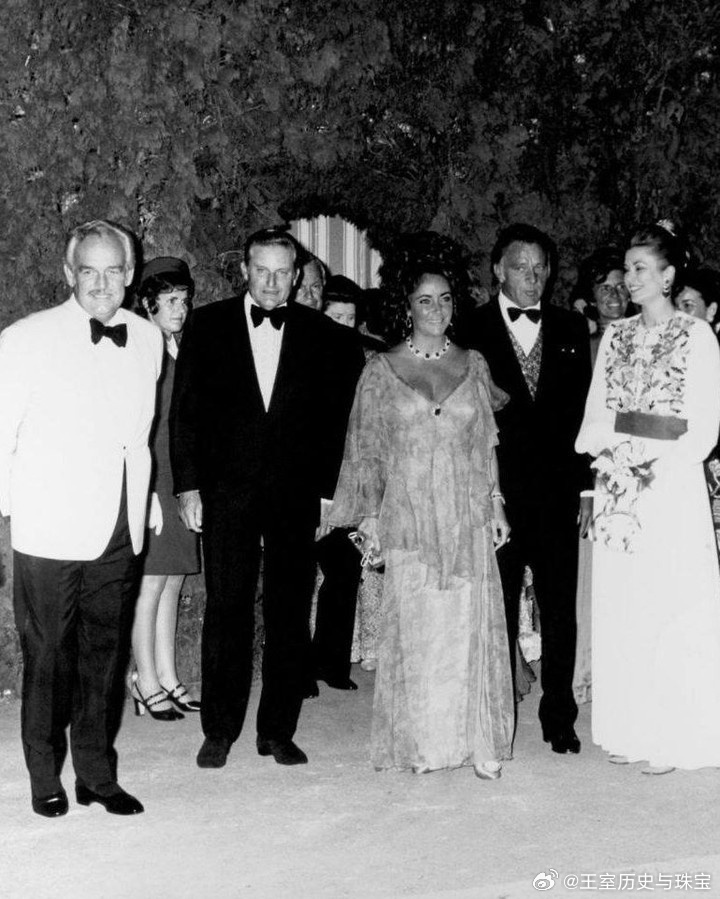 老照片 1971年，美国著名演员伊丽莎白·泰勒和理查德·伯顿夫妇出席摩纳哥红十字