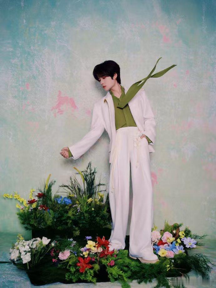 井胧被一大片花团围住唱歌 2026川渝春晚，井胧置身花团开唱。本以为浪漫开场，结