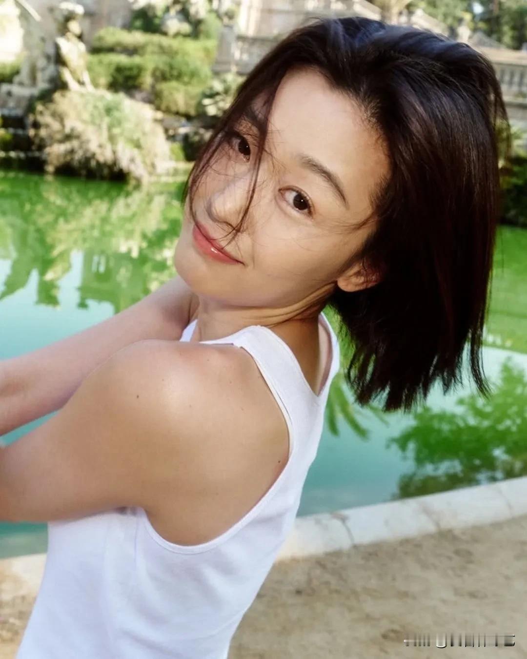 7日，演员全智贤通过Instagram上上传了多张照片。公开的照片中，全智贤身穿