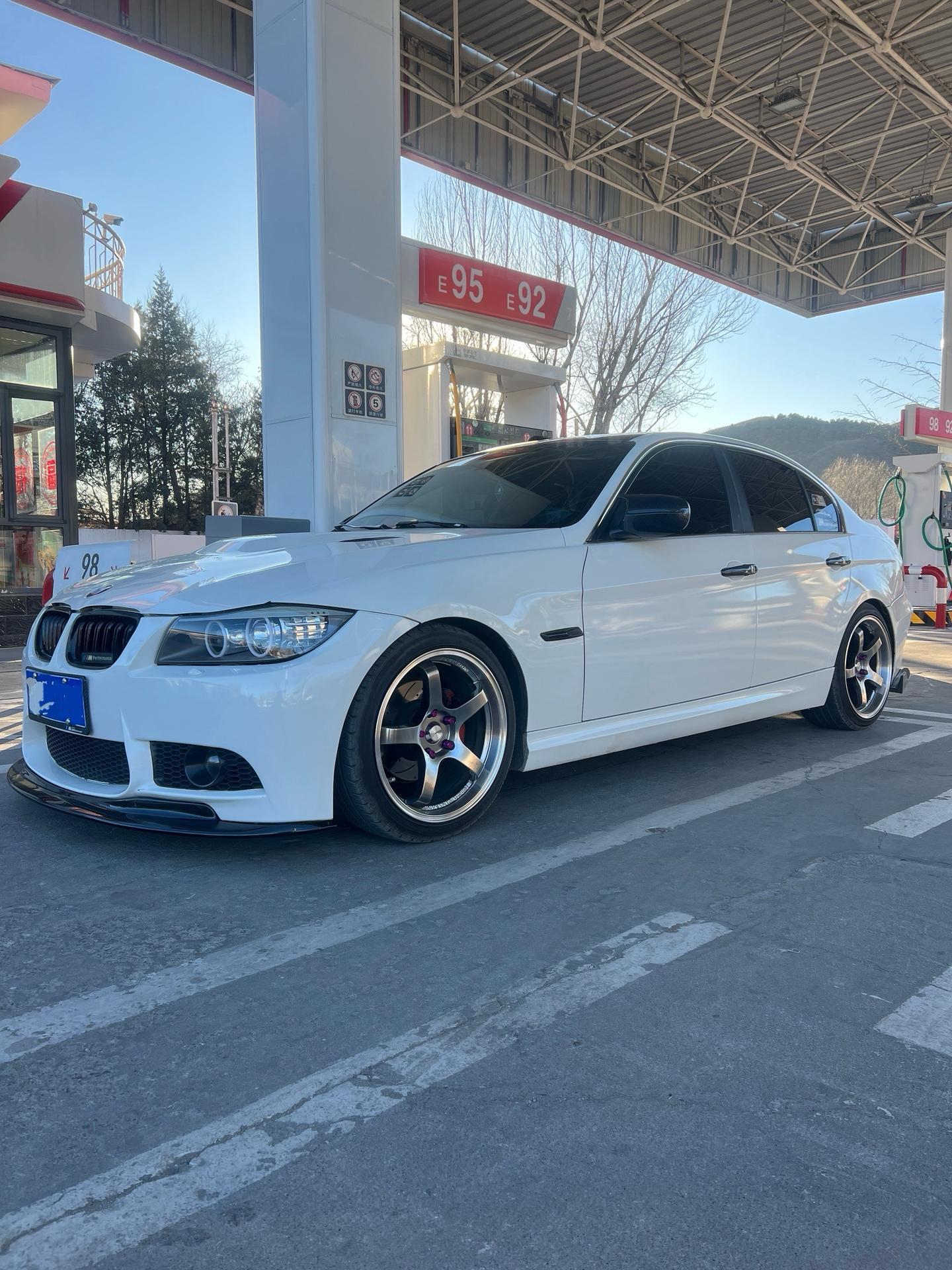 新的一年，愿你手握方向盘，心中有坦途。像骏马一样征服每一片旷野，翻山越...