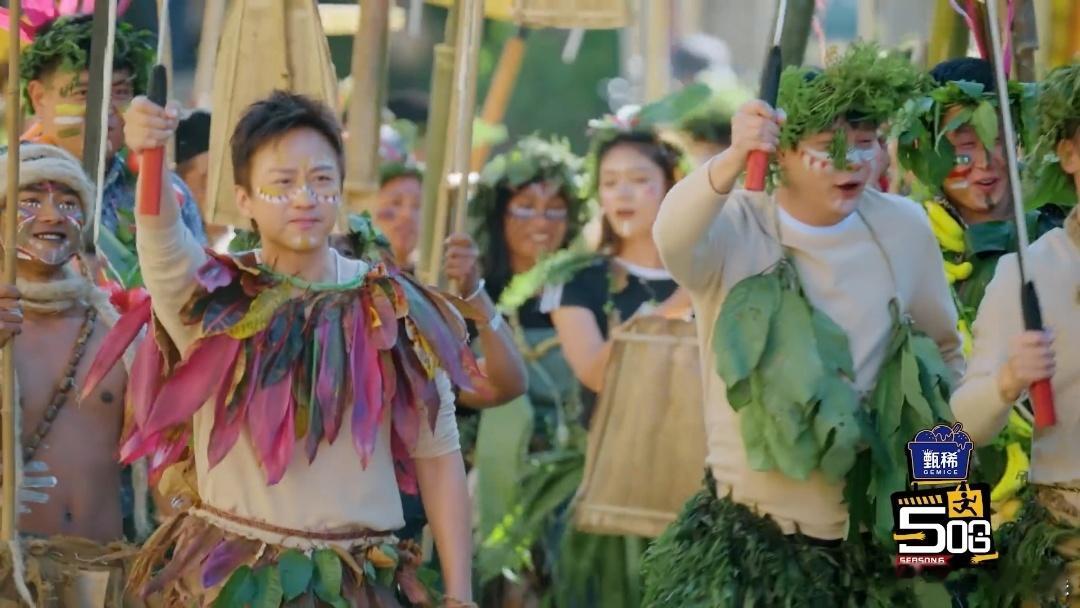 鹿晗野人游街鹿晗完美融入野人哈哈哈哈哈 游街中的鹿晗，像极了被拐卖还帮人数钱的小