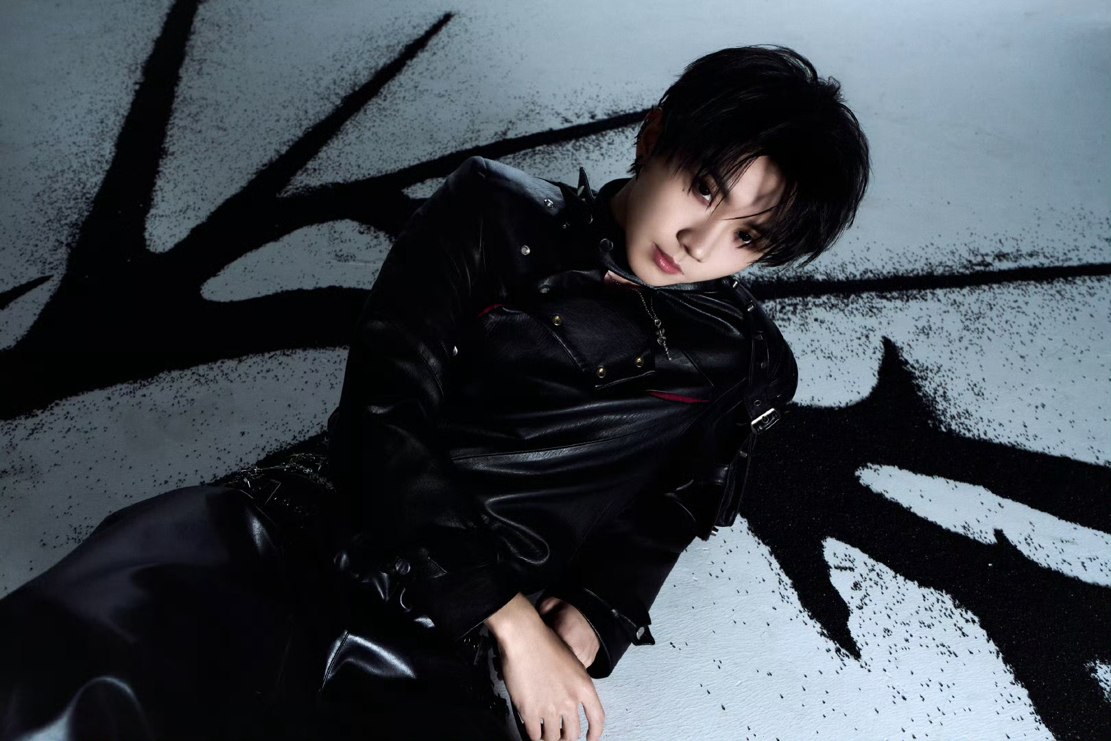 马嘉祺在黑白间刺破规则 马嘉祺新的单人写真来了，在黑白间刺破规则 