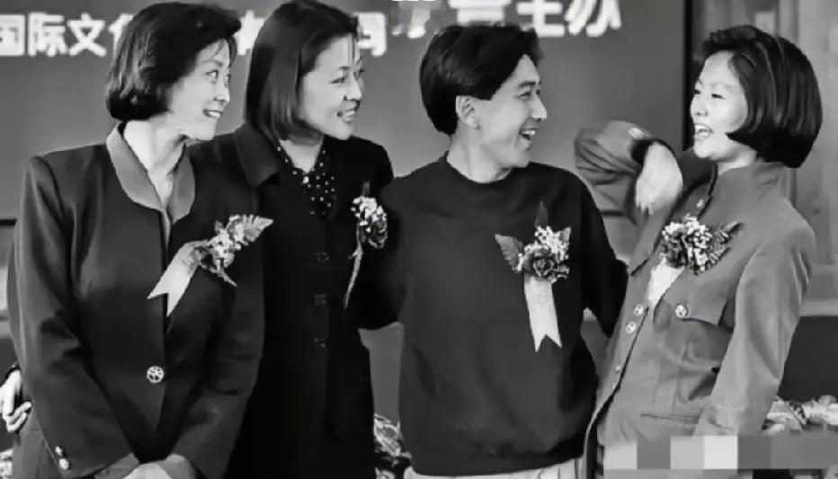 90年代，敬一丹、倪萍、水均益、鞠萍，一起参加活动时的场景，那时候的人多么的简单