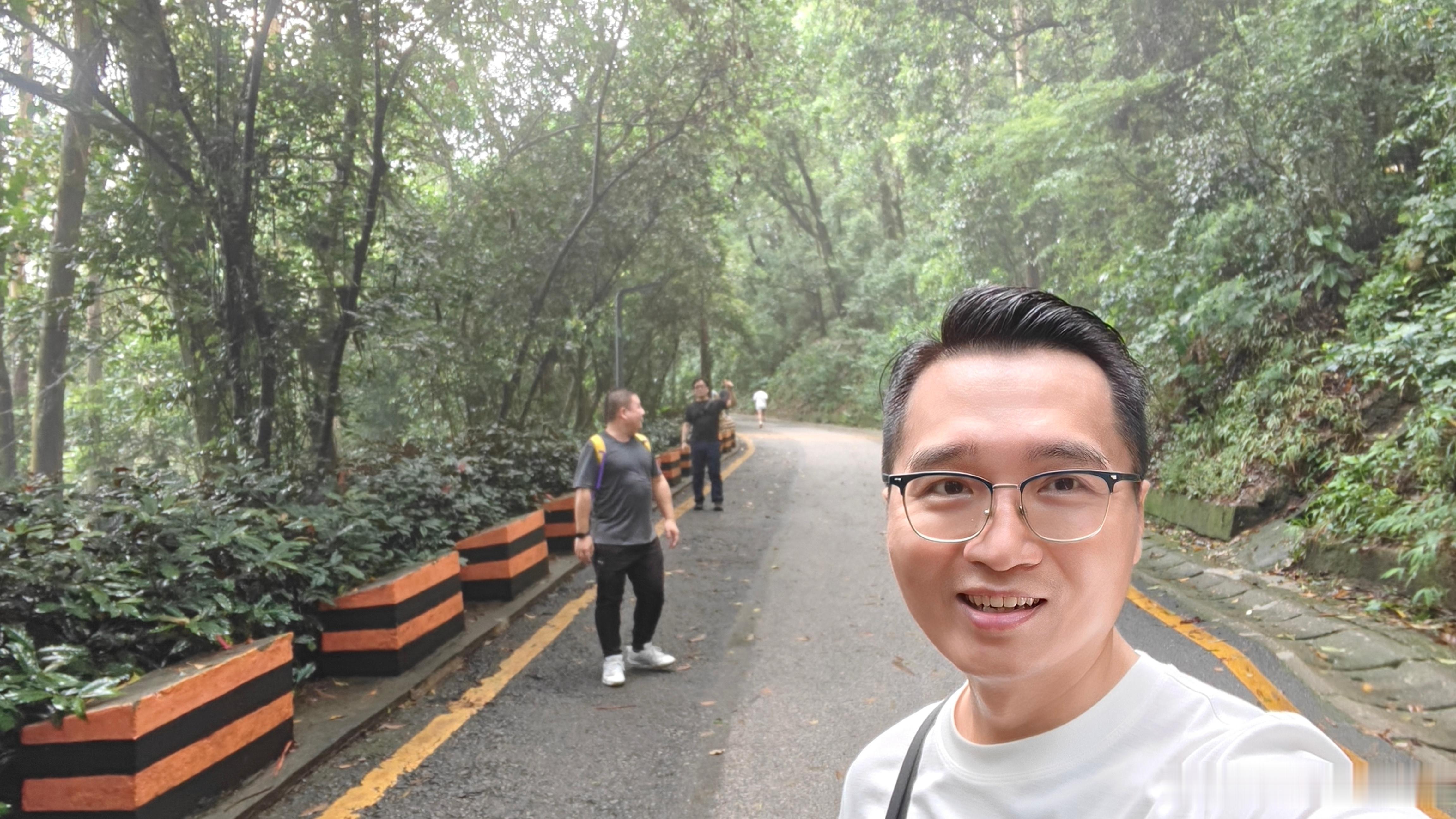 早安各位～终于熬到周五啦！周末打算爬个山，告别久坐慵懒，迈开步子动起来，用汗水迎