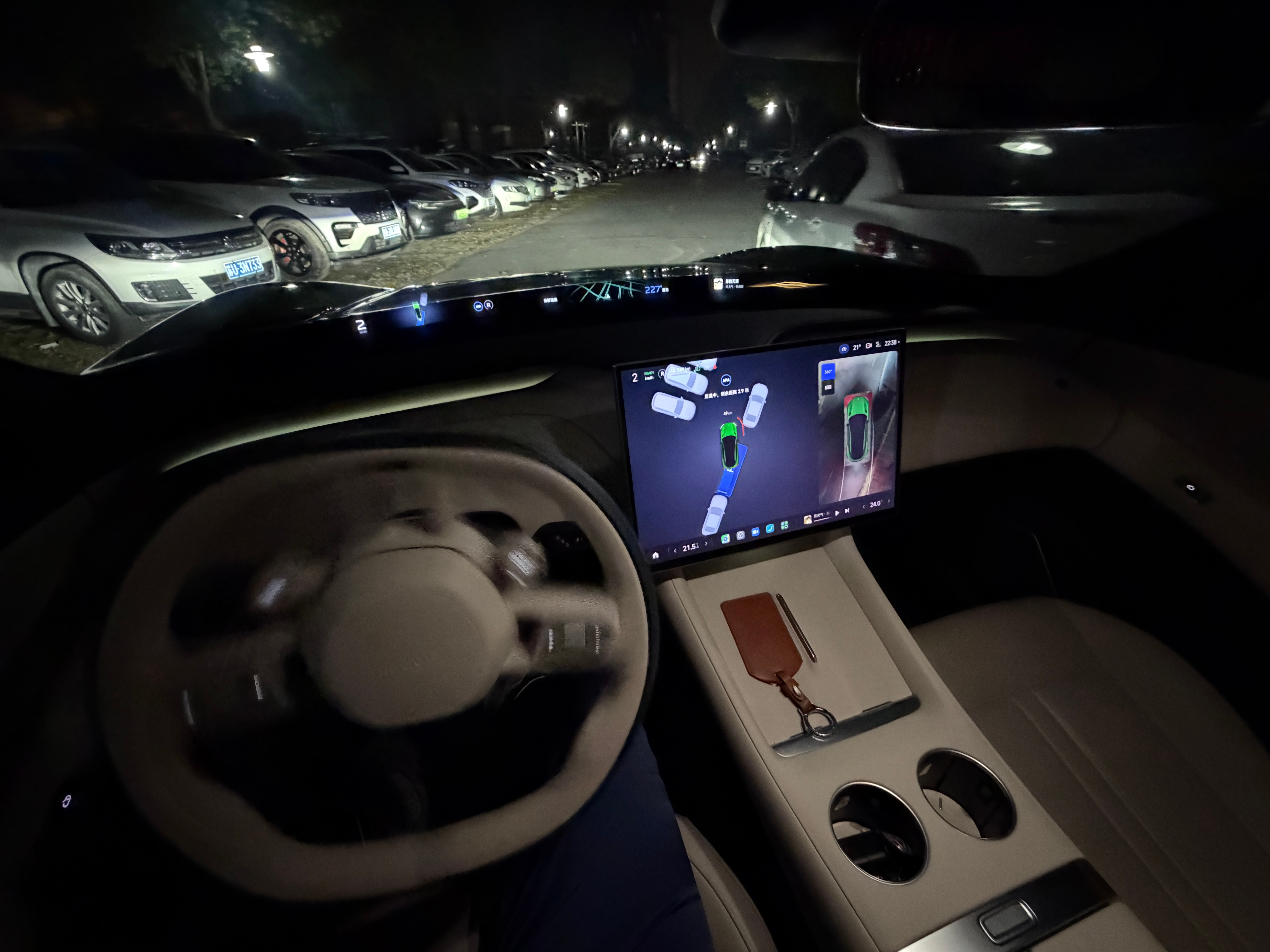 Yu7开着舒适模式真得难受，刹车很敏感，一踩就抱紧，不过这个内饰氛围，尤其是天际
