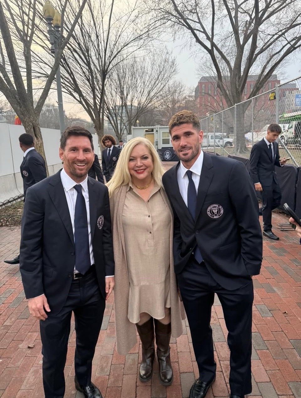 总冠军们的照片来了📷🏆2025赛季MLS总冠军迈阿密国际队造访白宫🏛👀p