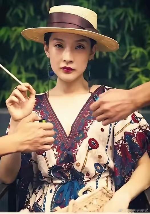 她退出演艺圈真是遗憾，不仅演技出众，长相也独特：小巧的丹凤眼，笑容迷人，还有优雅