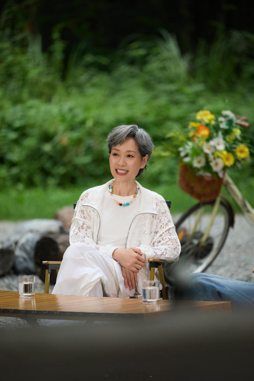 叶童回应演小狗 当被问到《最美表演》片中无对白的独角戏是否困难时，大方回应：“会
