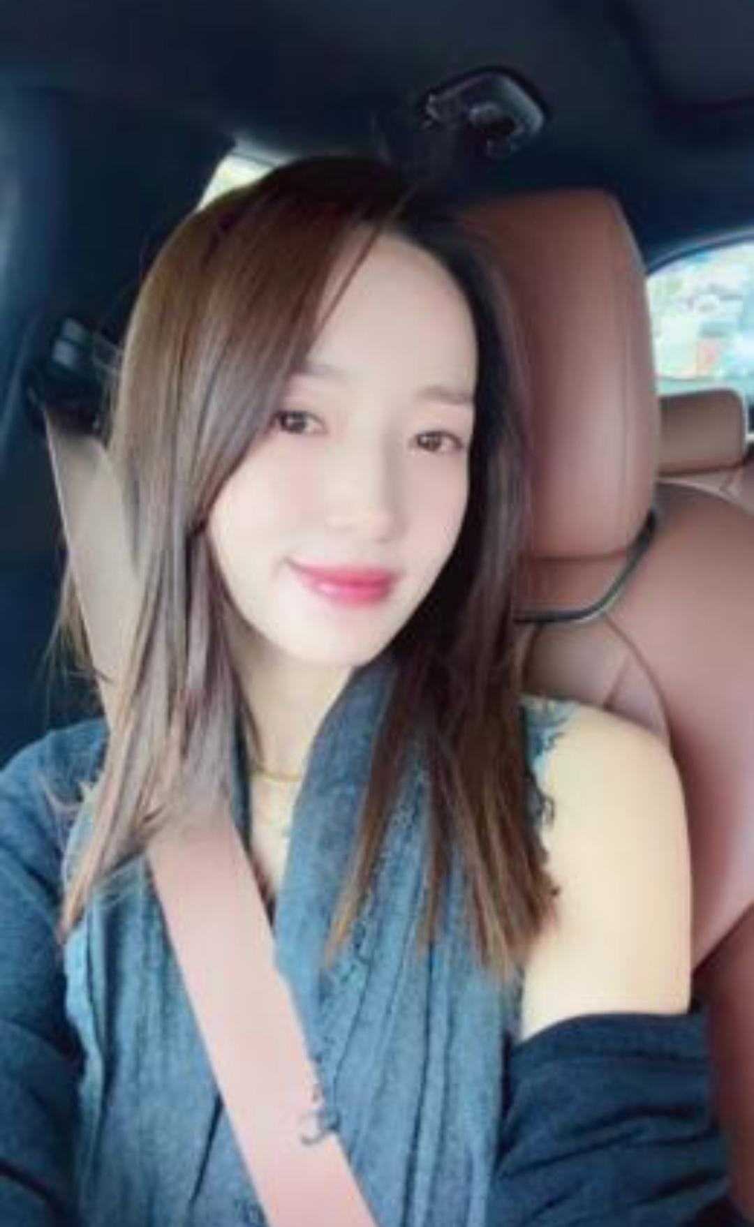 韩国明星金珉京，
45岁结婚两年，
终于怀孕了，
她说没想到自己这把年纪，
还能