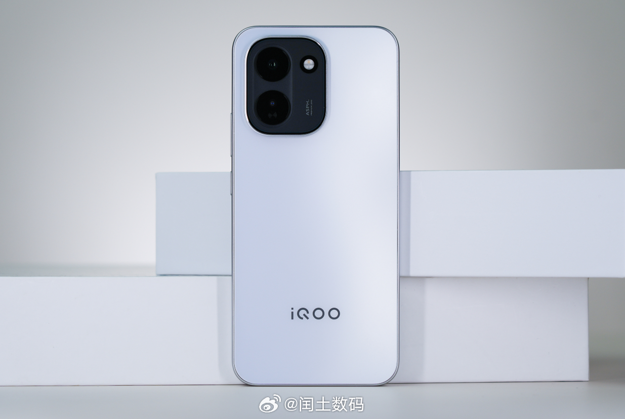 iQOO Z11 机身简约的外观设计耐看高级，后盖磨砂材质不容易沾染指纹。平时手