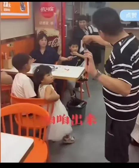 郑州这个面馆老板，已经三次上社会新闻了。
根据网友爆料，此人可以说是“恶人先告状