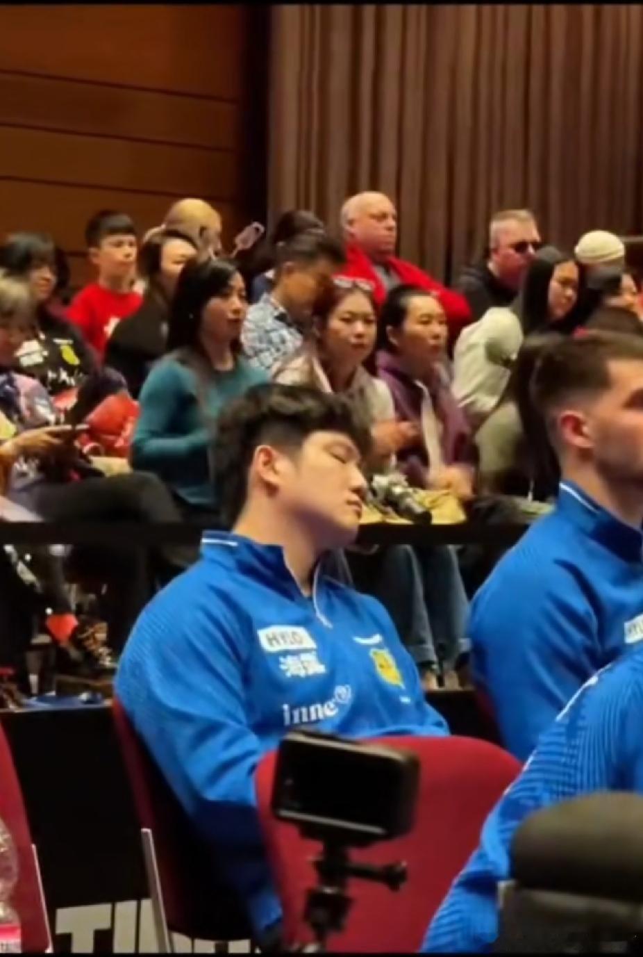 看台上的东东已经进入了梦乡。他睡得非常香甜。球迷们的加油声和鼓掌声此起彼伏，但他